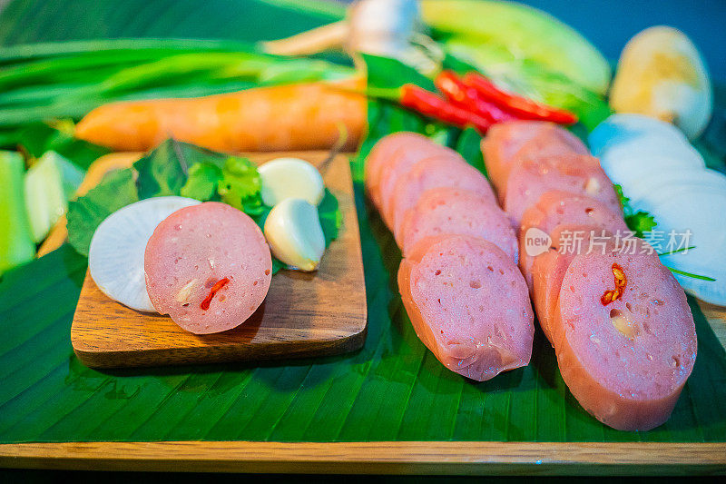 越南发酵猪肉卷(nem chua):新鲜的绞肉和猪皮混合在一起，上面撒上大蒜和辣椒。